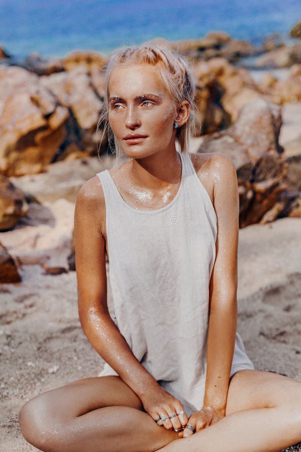 Bello giovane modello di moda sulla spiaggia Ritratto alto vicino del modello di boho con gli accessori scintillanti di boho fotografia stock Bello giovane modello di moda sulla spiaggia Ritratto alto vicino del modello di boho con gli accessori scintillanti di boho fotografia stock