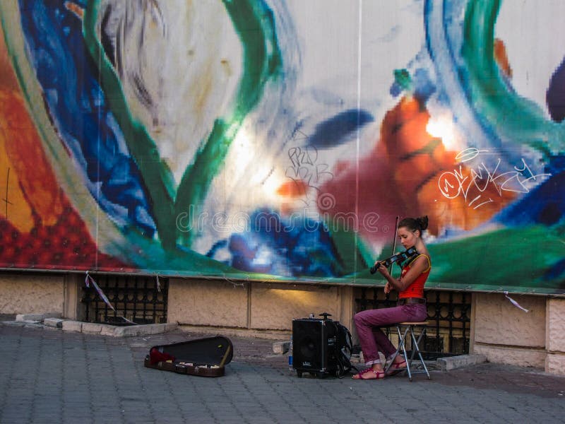 Bello giovane musicista ucraino della via della ragazza fotografie stock libere da diritti Bello giovane musicista ucraino della via della ragazza fotografie stock libere da diritti