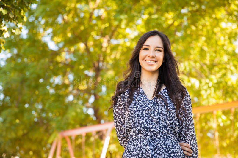 Bello giovane sorridere del brunette immagini stock