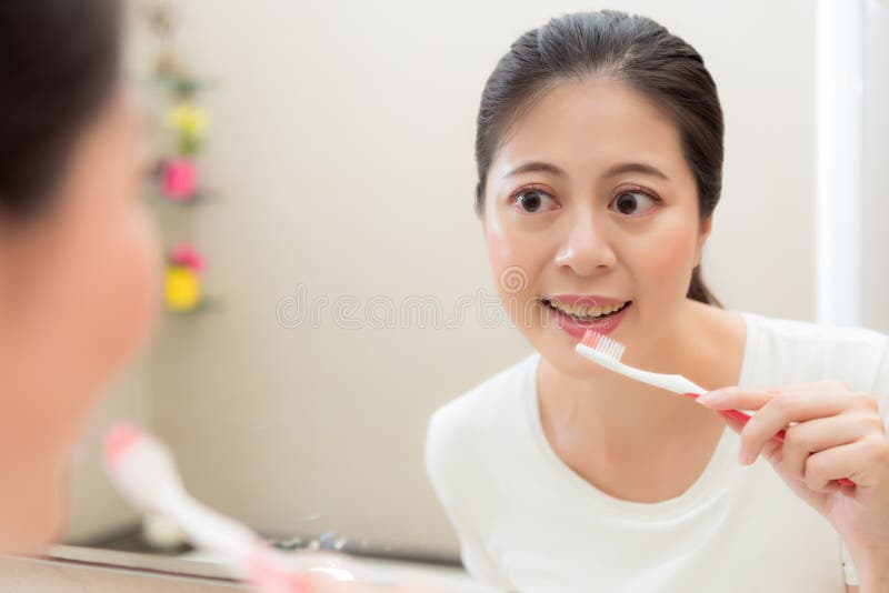 Bello giovane spazzolino da denti della tenuta della casalinga fotografia stock Bello giovane spazzolino da denti della tenuta della casalinga fotografia stock