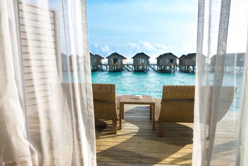 Bello hotel di località di soggiorno tropicale delle Maldive con la spiaggia e il wat blu fotografia stock libera da diritti Bello hotel di località di soggiorno tropicale delle Maldive con la spiaggia e il wat blu fotografia stock libera da diritti