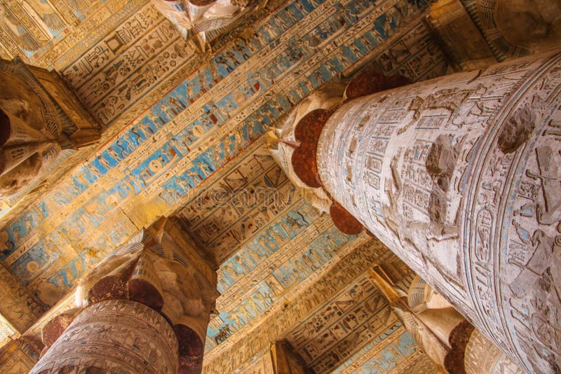 Bello interno del tempio di Dendera o del tempio di Hathor Zodiaco variopinto sul soffitto dell'antico immagini stock Bello interno del tempio di Dendera o del tempio di Hathor Zodiaco variopinto sul soffitto dell'antico immagini stock
