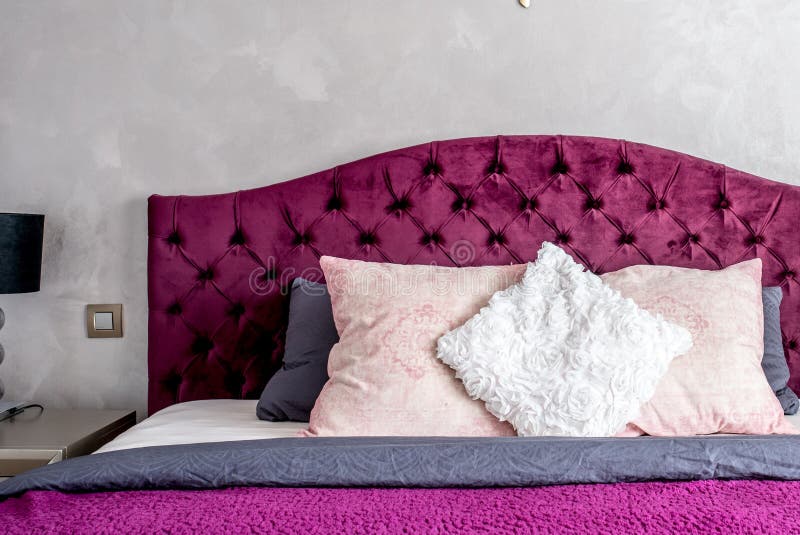 bello letto in camera da letto moderna elegante e comoda con lettiera porpora Dettagli di interior design fotografie stock libere da diritti bello letto in camera da letto moderna elegante e comoda con lettiera porpora Dettagli di interior design fotografie stock libere da diritti