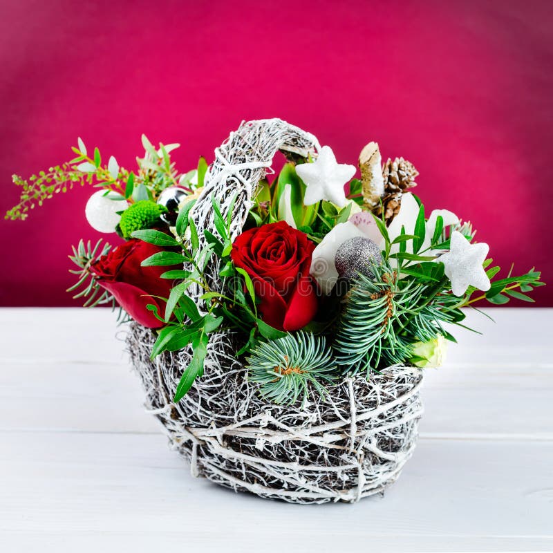 Bello mazzo creativo di inverno con i fiori rossi e verdi, pi immagine stock Bello mazzo creativo di inverno con i fiori rossi e verdi, pi immagine stock