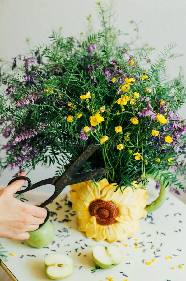 Bello mazzo dei wildflowers porpora e gialli nella luce della stanza su una tavola bianca immagine stock Bello mazzo dei wildflowers porpora e gialli nella luce della stanza su una tavola bianca immagine stock
