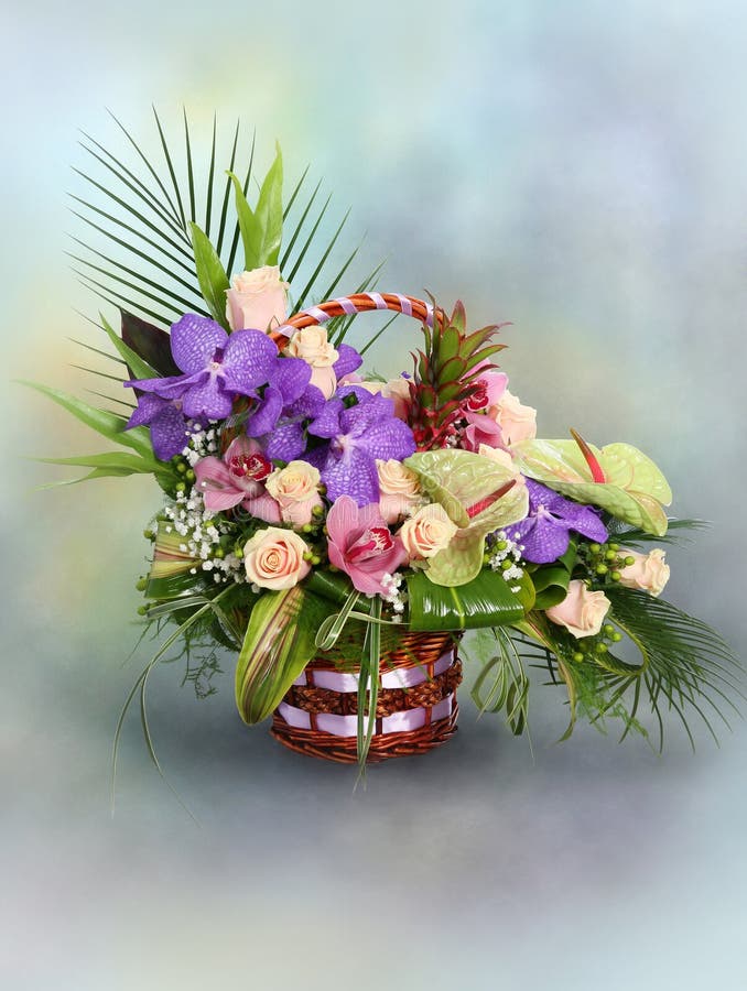 Bello mazzo della merce nel carrello luminosa dei fiori fotografia stock libera da diritti Bello mazzo della merce nel carrello luminosa dei fiori fotografia stock libera da diritti