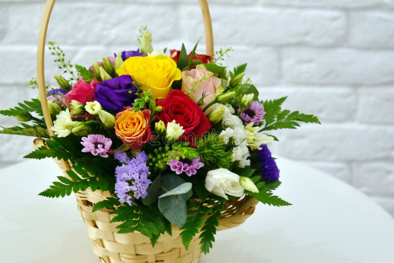 Bello mazzo della merce nel carrello variopinta dei fiori immagine stock Bello mazzo della merce nel carrello variopinta dei fiori immagine stock