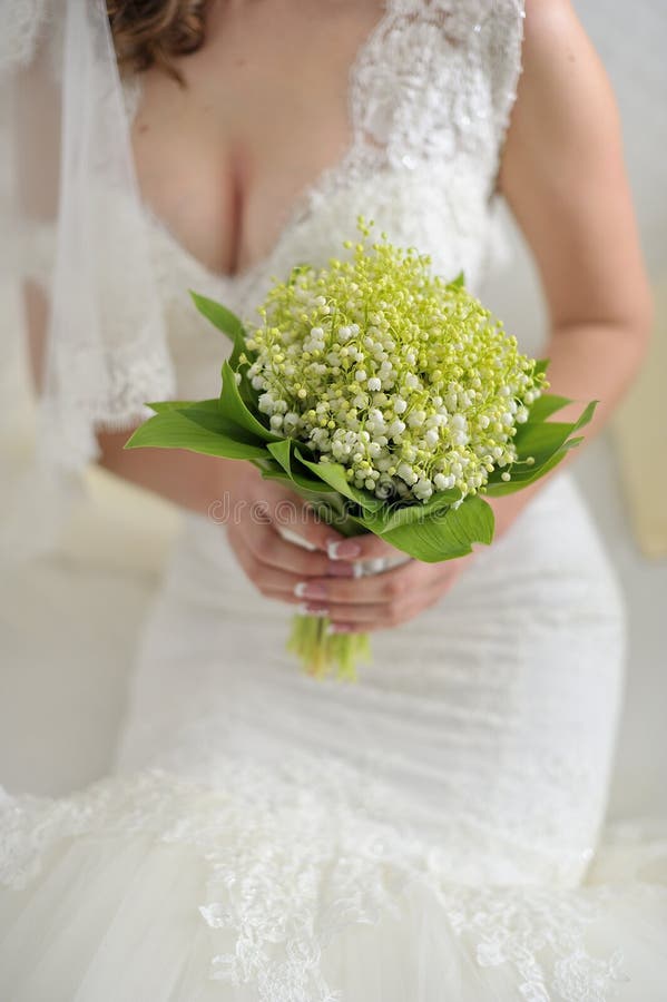 Bello mazzo della sposa dai mughetti fotografia stock libera da diritti