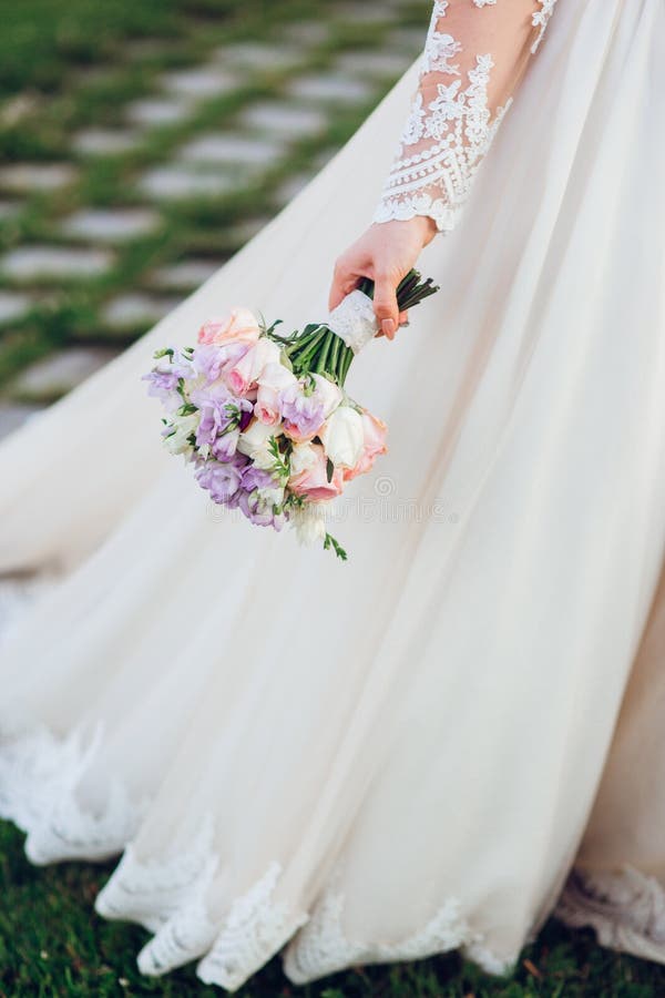 Bello mazzo di nozze nella mano della sposa fotografie stock Bello mazzo di nozze nella mano della sposa fotografie stock