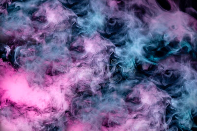 Bello modello di fumo su un fondo nero dalle onde d'evaporazione alla luce al neon di blu e porpora rosa come mare fotografie stock libere da diritti Bello modello di fumo su un fondo nero dalle onde d'evaporazione alla luce al neon di blu e porpora rosa come mare fotografie stock libere da diritti