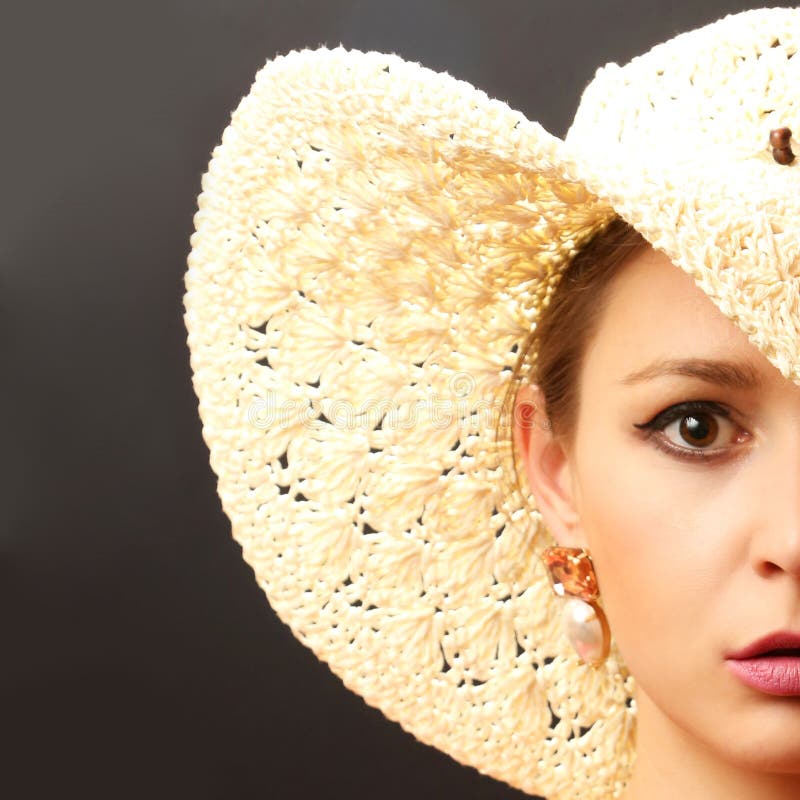 Capelli Come Paglia Cosa Fare Bello Modello Di Moda Con Il Grande Cappello Di Paglia Immagine Stock