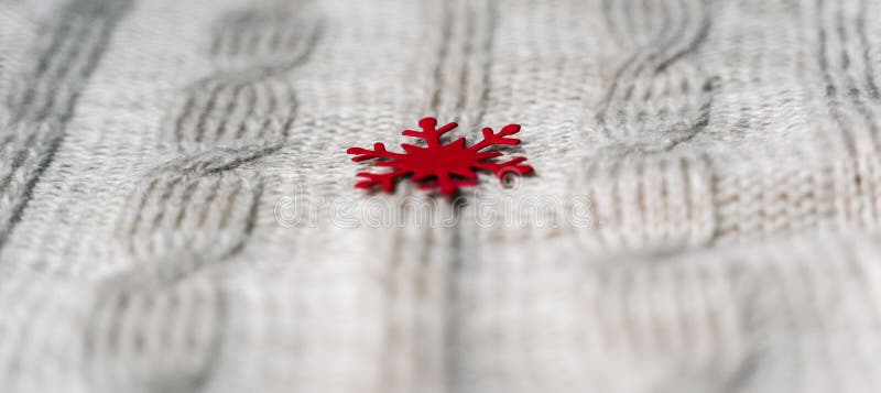 Bello modello tricottato grigio chiaro con il fiocco di neve di carta rosso, fine tricottata della sciarpa su Fondo tricottato, i fotografia stock libera da diritti Bello modello tricottato grigio chiaro con il fiocco di neve di carta rosso, fine tricottata della sciarpa su Fondo tricottato, i fotografia stock libera da diritti