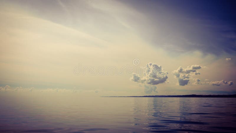 Bello orizzonte e cielo di mare di sera di vista sul mare immagine stock libera da diritti Bello orizzonte e cielo di mare di sera di vista sul mare immagine stock libera da diritti