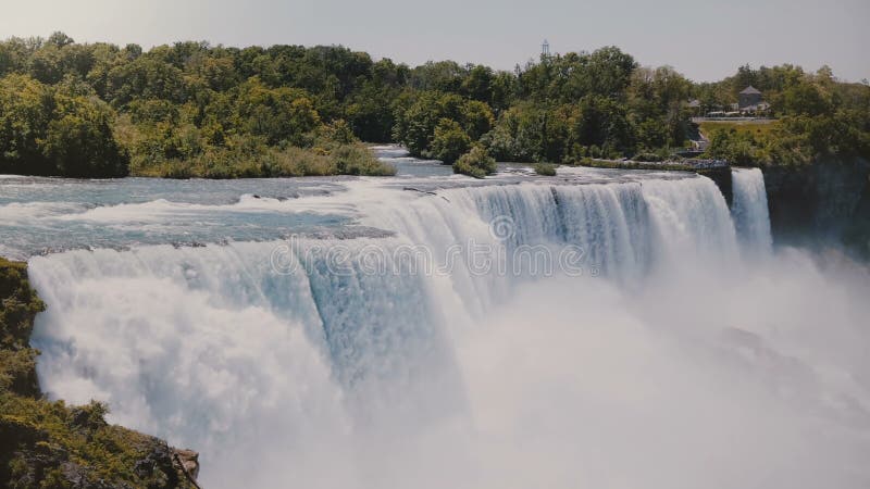 Bello paesaggio del fondo del movimento lento della cascata epica di cascate del Niagara che scorre giù con la schiuma un giorno