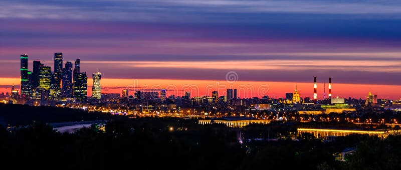 Bello paesaggio della città Vista di notte dalle colline del passero sulla città di Mosca fotografia stock Bello paesaggio della città Vista di notte dalle colline del passero sulla città di Mosca fotografia stock