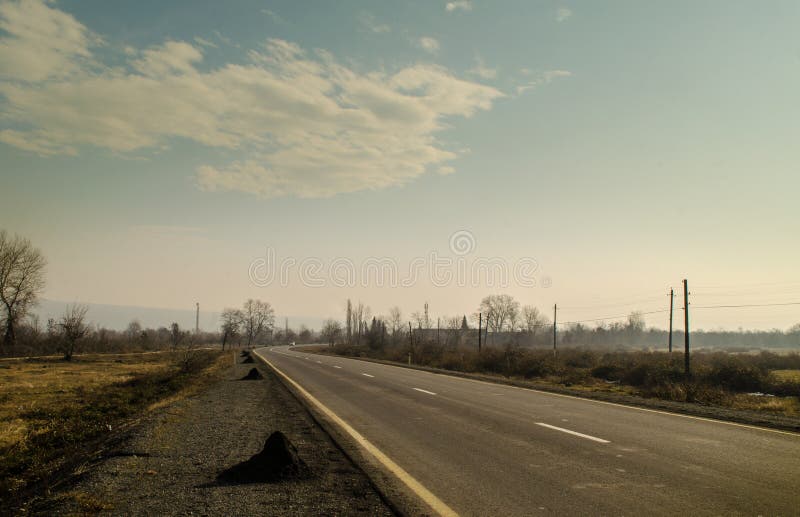 Bello paesaggio della diramazione del paese con gli alberi nell'orario invernale al tramonto L'Azerbaigian, Caucaso, Sheki, Gakh, immagini stock Bello paesaggio della diramazione del paese con gli alberi nell'orario invernale al tramonto L'Azerbaigian, Caucaso, Sheki, Gakh, immagini stock