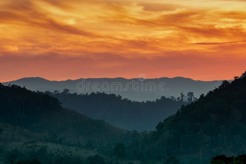 Bello paesaggio della natura di catena montuosa con il cielo e le nuvole di tramonto Valle della montagna in Tailandia Paesaggio immagini stock Bello paesaggio della natura di catena montuosa con il cielo e le nuvole di tramonto Valle della montagna in Tailandia Paesaggio immagini stock