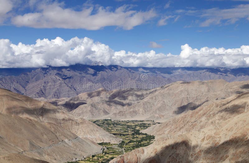 Bello paesaggio: Gruppo di batolite e di Indus di Ladakh al contesto immagini stock libere da diritti Bello paesaggio: Gruppo di batolite e di Indus di Ladakh al contesto immagini stock libere da diritti