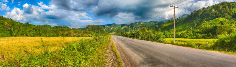 Bello paesaggio rurale Vang Vieng, Laos Panorama fotografie stock libere da diritti Bello paesaggio rurale Vang Vieng, Laos Panorama fotografie stock libere da diritti