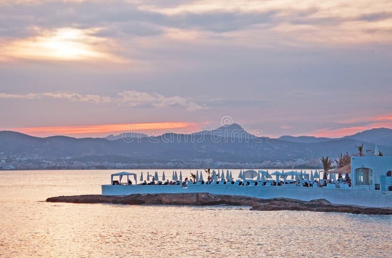 Bello paesaggio sopra la baia di Palma con i parasoli di bianco del club della spiaggia di Puro