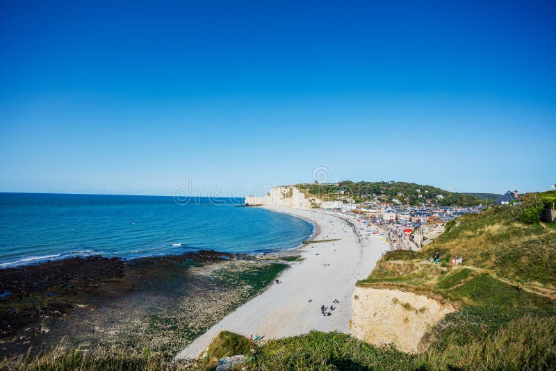 Bello paesaggio sulla scogliera, citt? di Etretat ed il Manica nel giorno di molla soleggiato Etretat, Seine-maritime immagini stock libere da diritti Bello paesaggio sulla scogliera, citt? di Etretat ed il Manica nel giorno di molla soleggiato Etretat, Seine-maritime immagini stock libere da diritti