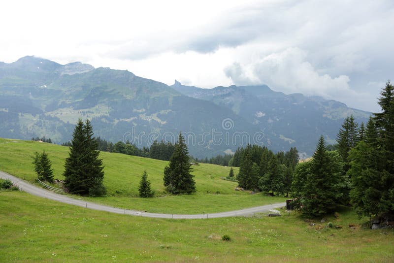 Bello paesaggio vicino a Lauterbrunnen, Svizzera immagini stock Bello paesaggio vicino a Lauterbrunnen, Svizzera immagini stock