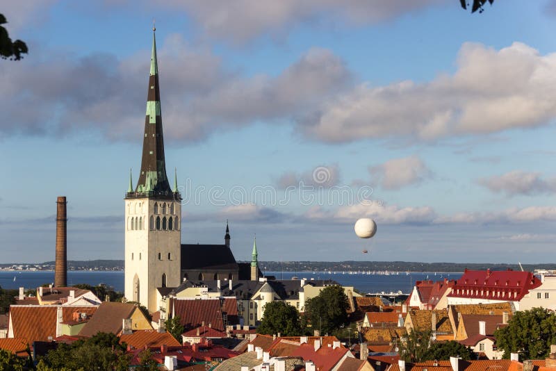 Bello panorama aereo dell'orizzonte di estate scenica di Città Vecchia a Tallinn, Estonia immagine stock Bello panorama aereo dell'orizzonte di estate scenica di Città Vecchia a Tallinn, Estonia immagine stock
