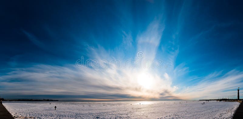 Bello panorama del cielo nuvoloso sopra ghiaccio