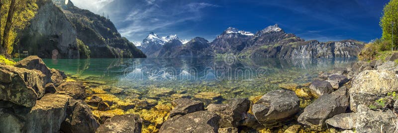 Bello panorama del lago Lucerna e delle alpi svizzere da Sisikon, Svizzera fotografia stock Bello panorama del lago Lucerna e delle alpi svizzere da Sisikon, Svizzera fotografia stock