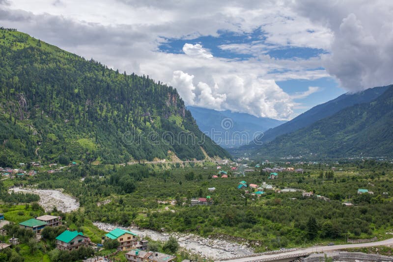 Bello panorama della valle verde di Kullu nello stato di Himachal Pradesh fotografie stock libere da diritti Bello panorama della valle verde di Kullu nello stato di Himachal Pradesh fotografie stock libere da diritti