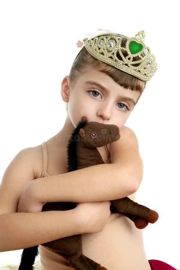 Bello piccolo cavallo del giocattolo dell'abbraccio della ragazza della ballerina immagine stock libera da diritti Bello piccolo cavallo del giocattolo dell'abbraccio della ragazza della ballerina immagine stock libera da diritti