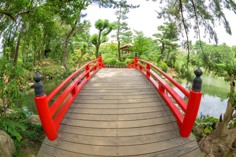 Bello ponte rosso e di legno Hiroshima Giappone immagine stock Bello ponte rosso e di legno Hiroshima Giappone immagine stock