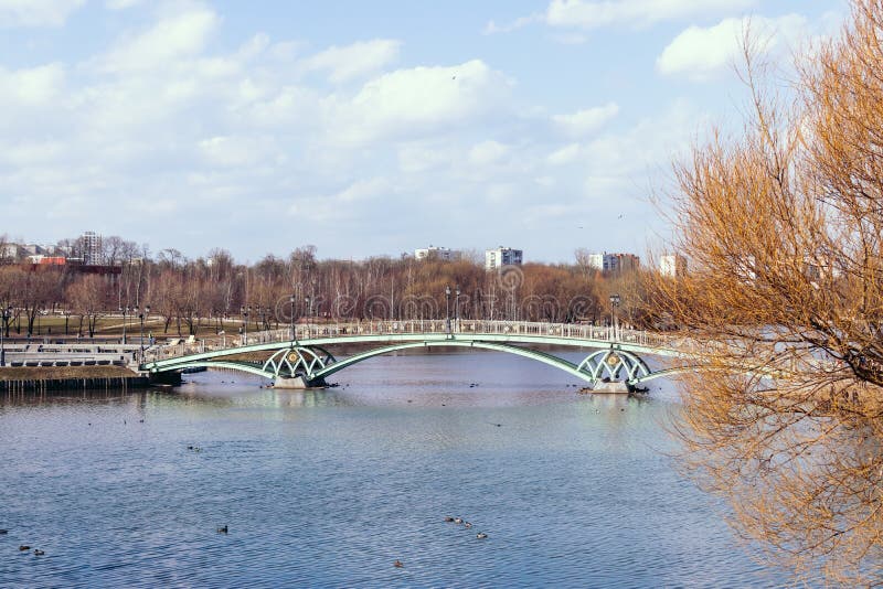 Bello ponte sul lago a tempo di autunno Parco di Caricino, Mosca, Russia immagine stock libera da diritti Bello ponte sul lago a tempo di autunno Parco di Caricino, Mosca, Russia immagine stock libera da diritti