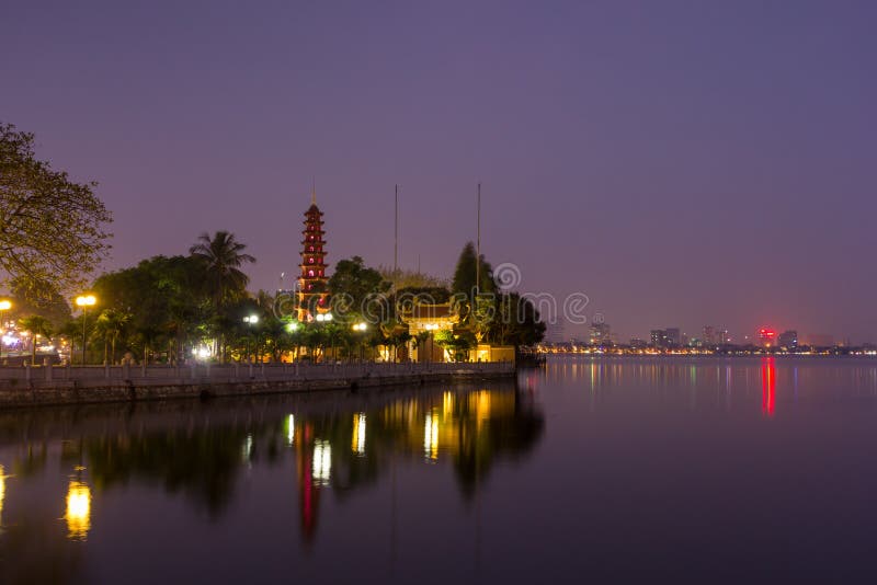 Bello punto di vista di notte di Tran Quoc Pagoda sulla piccola penisola fotografia stock Bello punto di vista di notte di Tran Quoc Pagoda sulla piccola penisola fotografia stock