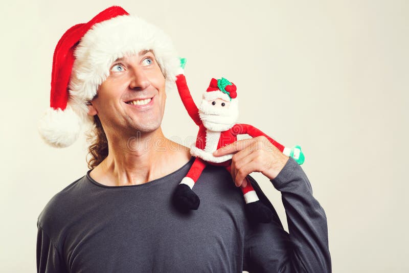 Bello ragazzo di Natale che pensa a nuovi obiettivi e sogni per il Capodanno Buon anno 2020 Felice uomo che si diverte con Babbo fotografie stock Bello ragazzo di Natale che pensa a nuovi obiettivi e sogni per il Capodanno Buon anno 2020 Felice uomo che si diverte con Babbo fotografie stock