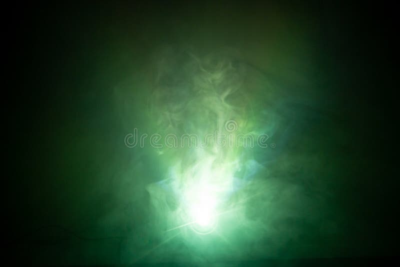 Bello raggio luminoso di colore verde alla notte riflettore di struttura del fumo schermatura del fondo astratto fotografie stock Bello raggio luminoso di colore verde alla notte riflettore di struttura del fumo schermatura del fondo astratto fotografie stock