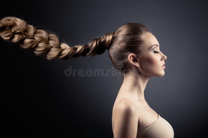 Bello ritratto della donna. Capelli lunghi del Brown fotografia stock