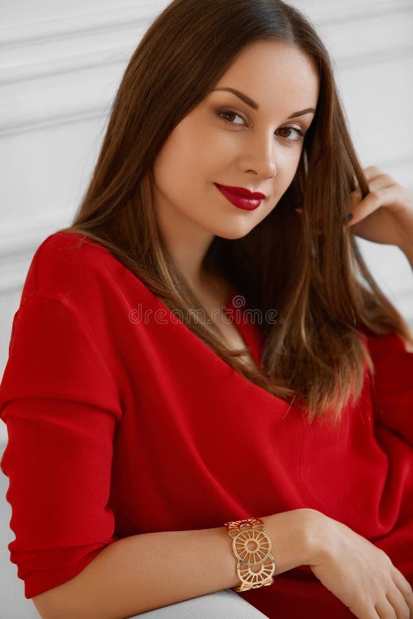 Bello ritratto della donna Rilassamento alla moda della donna e S felici fotografia stock Bello ritratto della donna Rilassamento alla moda della donna e S felici fotografia stock