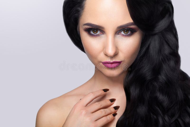 Bello ritratto della donna su fondo grigio Il fascino compone e immagini stock libere da diritti Bello ritratto della donna su fondo grigio Il fascino compone e immagini stock libere da diritti