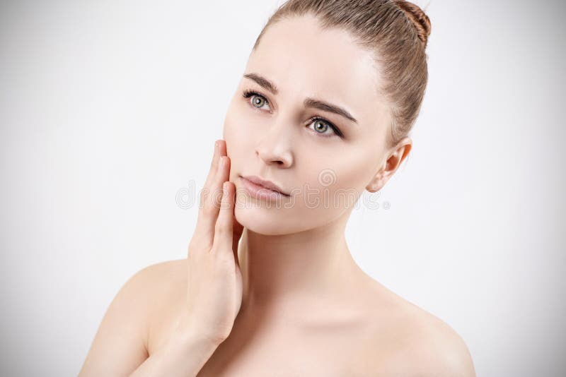 Bello ritratto di giovane donna sensuale Concetto di Skincare fotografia stock libera da diritti Bello ritratto di giovane donna sensuale Concetto di Skincare fotografia stock libera da diritti