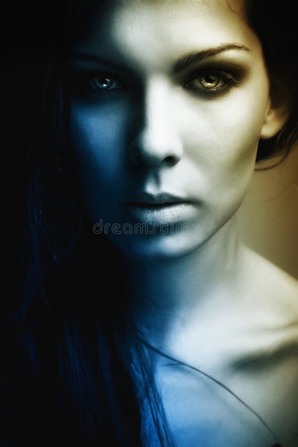 Bello ritratto esagerato di oscurità della ragazza fotografia stock libera da diritti Bello ritratto esagerato di oscurità della ragazza fotografia stock libera da diritti