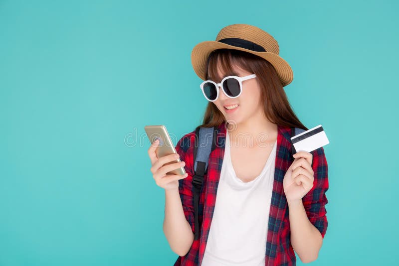 Bello ritratto, giovane donna asiatica, in estate indossa il viaggio di moda estiva con carta di credito e cellulare intelligente