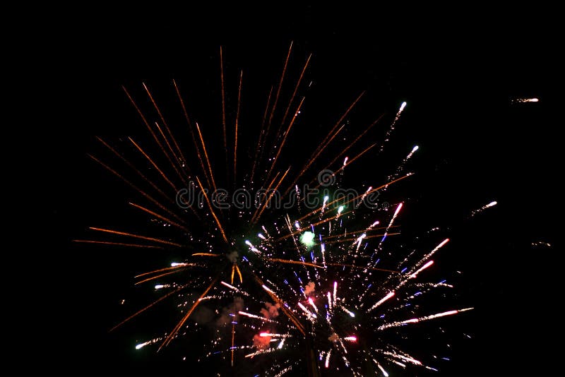 Bello saluto e fuochi d'artificio con i precedenti neri del cielo fotografie stock libere da diritti Bello saluto e fuochi d'artificio con i precedenti neri del cielo fotografie stock libere da diritti