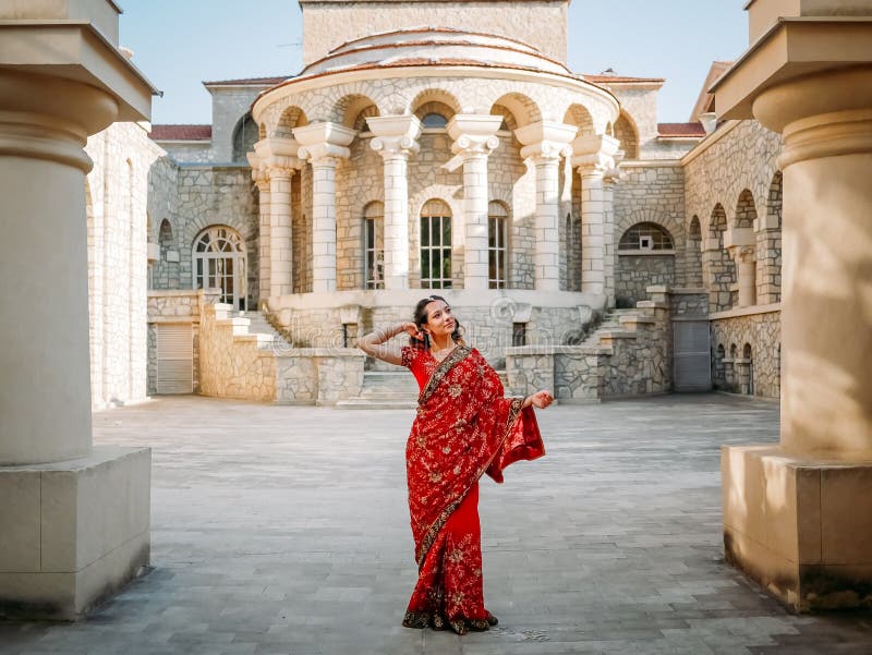 Bello Saree étnico Indio. Mujer Joven En Una Boda Sensual Roja Y Colorida Y  Un Sari Indio Muy Femenino Posando Sobre Una Vieja Foto de archivo - Imagen  de ropa, asia: 206589580