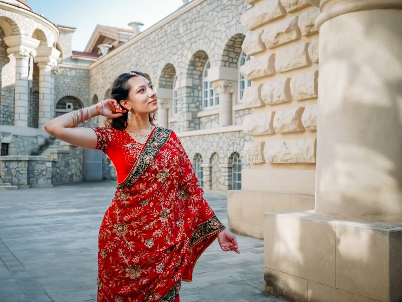 Bello Saree étnico Indio. Mujer Joven En Una Boda Sensual Roja Y Colorida Y  Un Sari Indio Muy Femenino Posando Sobre Una Vieja Foto de archivo - Imagen  de diosa, costumbre: 206589978