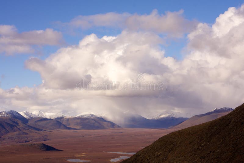 Bello scenario delle colline sotto il cielo nuvoloso alle porte del Parco Nazionale Artico