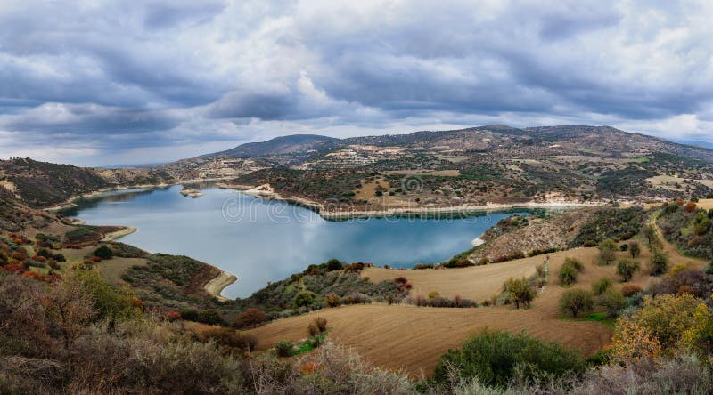Bello serbatoio di acqua sotto il cielo nuvoloso fotografia stock Bello serbatoio di acqua sotto il cielo nuvoloso fotografia stock