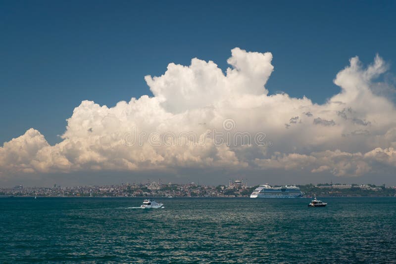 Bello si rannuvola la penisola storica di Costantinopoli con Aida Cruise Ship fotografia stock libera da diritti Bello si rannuvola la penisola storica di Costantinopoli con Aida Cruise Ship fotografia stock libera da diritti