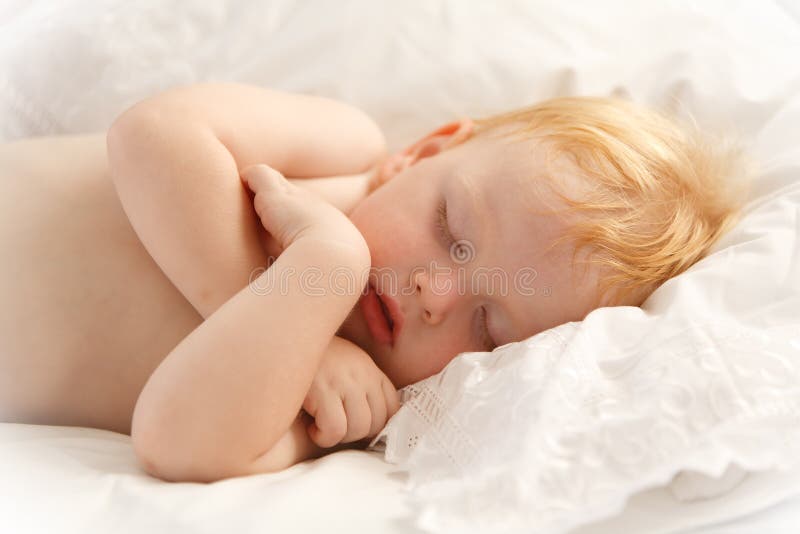 Bello sonno del bambino fotografie stock libere da diritti Bello sonno del bambino fotografie stock libere da diritti