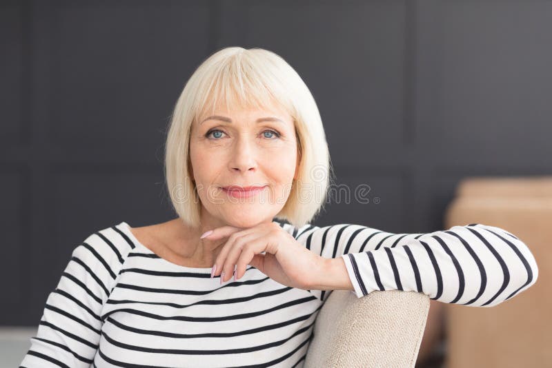 Bello sorridere attivo della donna amichevole e guardare in camera fotografia stock libera da diritti Bello sorridere attivo della donna amichevole e guardare in camera fotografia stock libera da diritti